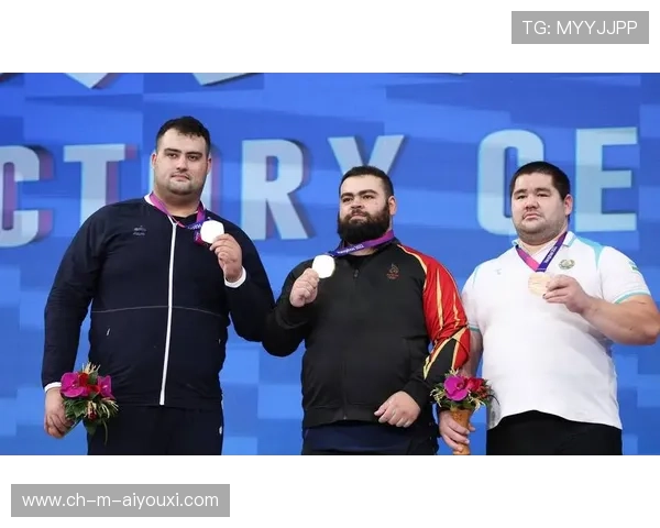 伊朗摔跤锁技获胜，站上冠军领奖台